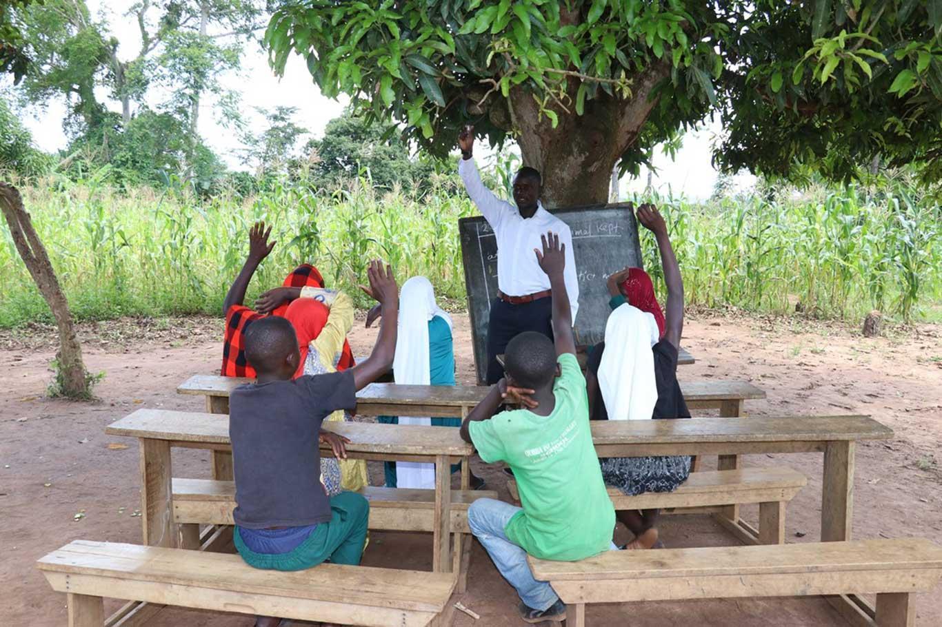 دانش آموزان اوگاندایی زیر درخت ها آموزش می بینند